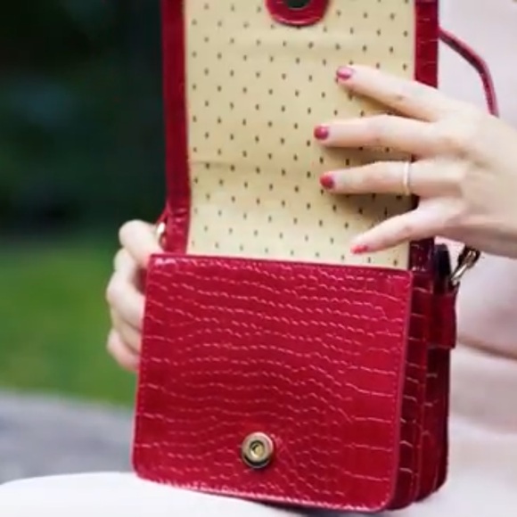 New Vibrant Red Croc-Embossed Convertible Crossbody Bag NWT - Picture 3 of 5